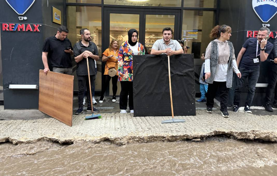 Erzurum'u sağanak vurdu! Evleri su bastı araçlar yolda mahsur kaldı - Resim: 14